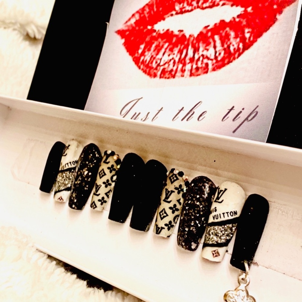 Press on nails